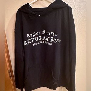 Black reputation stadium tour sweatshirt size Xl USED